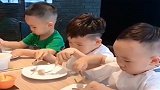 3个小祖宗用叉子吃东西，哥哥一看就是老手，弟弟尴尬了