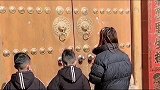 妈妈带着双龙双凤四个娃回姥姥家，没想到被姥姥被拒之门外