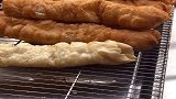第一次见这样制作油条的，接下来这操作，看完又学会一招！