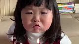 女孩在生日的时候吹蜡烛，怎么吹都吹不灭