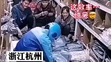 快递小哥帮忙包快递，这效率看呆身边快递员～