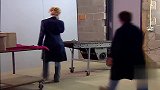 故意让路人手忙脚乱起来，路人感到非常无奈