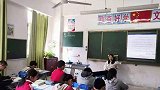 中学老师摔断右腿，怕耽误学生中考，每天拄拐坚持给初三学生上课。