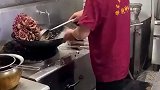 厨师用勺子狂敲铁锅，上菜时还不忘敲桌