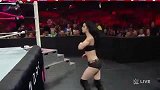 WWE-14年-RAW第1114期：佩奇干扰AJ 艾丽西亚使出剪刀腿命中AJ后脑-花絮