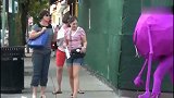 街头恶搞美女：一只玩偶突然跳出来吓人