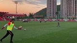 超远吊射！王大雷秀训练视频 这个球你给几分？