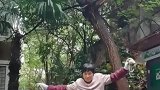 保洁大妈跳霹雳舞走红，打年轻就跳坚持几十年，纯属业余爱好！