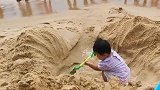 宝宝挖了个沙坑，没想到差点把自己淹了