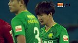 傲骨玩火！奥古斯托后场持球被断 武磊凌空斩脚软错失良机