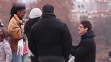 街头恶作剧，男子故意向陌生人求婚，对方非常的尴尬