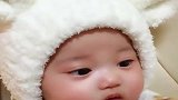 这个小宝宝火了，戴着帽子呆萌可爱，抬头看什么呢