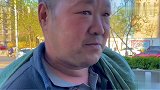 胎爸给轮胎买鸡腿，轮胎把鸡腿拿给流浪汉吃，满满的正能量，感动