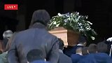 一路走好!阿斯托里灵柩被抬入教堂 数千球迷夹道欢迎