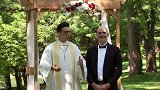 神父主持婚礼，没想到是两条狗狗的，路人都看懵了！