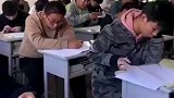老师监考现场，发现一位考生的怪异行为