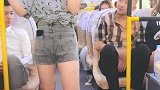 公交车上，美女的裤子竟然穿反了，接下来一幕全车人捧腹大笑