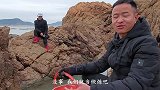 村花放话抓不到鱼就回家跪搓衣板，吓得小明立刻跪地求饶