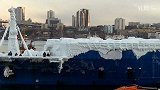 俄罗斯海参崴一艘货轮装载的汽车被冰封住 结上最厚15厘米冰壳