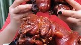 美女直播吃酱猪蹄，看上去很有食欲，就是这吃相真绝了！