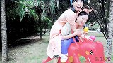 沙雕闺蜜玩捉迷藏，穿“趣味充气恐龙”摔个大马趴，搞笑超逗乐