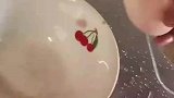 本以为个头较大的鸡蛋是双黄，打开后却是蛋中蛋