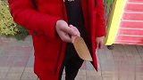 穷小伙路遇乞丐又遭抢劫，太崩溃了