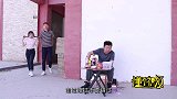 学生低价竞争摊位费，老板以为捡到便宜，没想零食被偷吃光