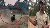 印度一护林员手持火把将大象赶离村庄保护村民