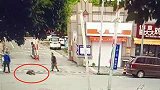江苏南通：摆摊老太遭暴摔，为何刺痛了公众？