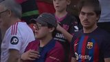 巴萨大比分惨败 看台上的巴萨球迷亲吻队徽表达支持
