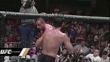 残酷鏖战到挥不动拳！UFC殊死搏斗 飞踢KO太残忍