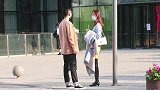 穿上防风御寒搭在手上好看，帅气的风衣是春天美女最爱的时尚宠儿