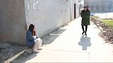 农民工救助落魄女孩，1年后农民工失业，女孩来报恩，看着暖心