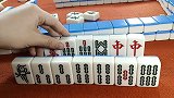 今天公司休班，小伙直奔麻将馆，和牌友高兴的搓麻将
