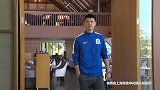 终于等到你 曾诚身披申花队服现身酒店