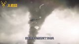 一直升飞机在空中突遇龙卷风，镜头拍下了不可思议的瞬间