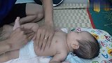 温柔老爸按摩，宝宝舒服的一塌糊涂，爸爸认真起来妈妈都自愧不如