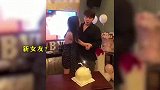 陈翔疑似为新女友庆生？牵手拥抱举止亲昵，朋友起哄索要恋情承诺