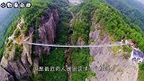 中国人悬崖上修桥，大型设备是怎么送上百米悬崖的？看完佩服