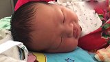 小宝宝这是怎么了，看这嘴角的笑容就知道是做美梦了
