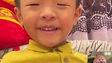 萌娃拍照上传作业时，一脸认真秒露职业假笑