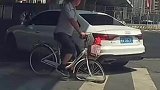 碰瓷新套路，车轱辘变形了
