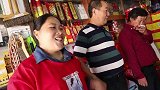 胖妹老表准备结婚，亲戚朋友忙前忙后，贴双喜买鞭炮，好热闹。