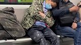 男生地铁上借肩膀给农民工大叔休息，全程一动不动