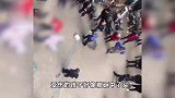 福建漳州一小区高空坠物砸中小孩？物业：系业主装修导致，警方已介入