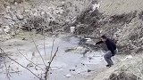 两个孩子不慎掉入池塘，发烧男子卧床休息时听到呼喊冲上冰面紧急营救