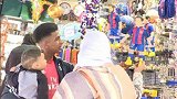 啥情况？武吹堂巴塞罗那偶遇皇马球迷 他竟还在买梅西玩偶
