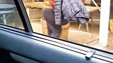 外婆带大的娃，每次分别祖孙俩都是泪眼婆娑