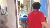 新晋爸爸推着妻子出了产房，刚出生的宝宝都不管了
